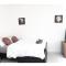 Spacious and Comfy Pad - Perfect for Long Stays & Contractors - Close to Sports Village, Leigh Market, and Mesnes Park - Easy Parking - Speedy Wi-Fi - Free On-Site or Nearby Parking - Private Luxury Garden