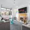 Stunning Modern Home - Sleeps 6 - Minutes from Racecourse