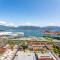 Stylish 2-Bedroom Retreat Overlooking Vancouver Harbour