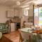 AGRITURISMO BUON VENTO, Appartamento L'ALBERO SBANDIERATORE una cozy home in Gubbio Italy