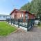 Modern 4 Berth Lodge With Decking At Manor Park In Hunstanton Ref 23024W