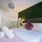 2 bedroom 2 bathroom luxury apartment 1 minute from Lake pet friendly free parking - FREE off-site Health Club access with Pool, Sauna, Steam Room & Gym Short 10 Minute Drive Away