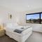 Lakeview Lane | Views, Walk to town centre!