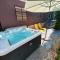 Jacuzzi Garden Cottage