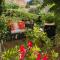 Large private garden, quiet 2-bedroom apartment, air conditioning, wifi, parking
