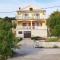 Apartments Grbac Veli Rat-Seaside