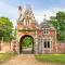 Historic 2 bed gatehouse in private parkland