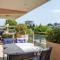 Flat with swimming pool close to the sea