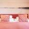 Red Flat by GrazRentals Family Friendly with Kids Bed & Free Parking