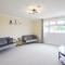 3 Bed House Sleeps 6 In Calne