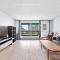 Downtown Calgary 1BR Apartment – Queen Bed, Sauna, Gym, Covered Parking, Balcony