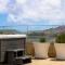 ROOFTOP HIDEAWAY, JACUZZI, BBQ & PETss