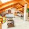 8 beds- surrounded by greenery with parking