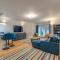Spacious Modern 2-bed Parking & Wi-Fi & 65"OLED
