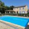 CHARMANT LOGEMENT AVEC PISCINE EN PROVENCE au premier étage d une villa