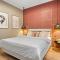 Tova Pearl - Cozy, Modern 2BR Apt, DT, Ultracentral, Chabad across street, 20 min walk to Old Town