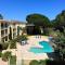 Simple one bedroom apt with pool and tennis at the entrance of Saint Tropez