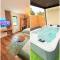 Studio with private spa, close to golf and lake