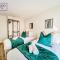 Brand New Town Center, Free Fast WiFi, Balcony By Redwood Stays