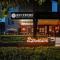 Shanghai Desti Youth Hostel - Jing 'an Temple, Changping Road-24H Reception&English Service& Cafe& Bar& Luggage Storage& Large Public Area