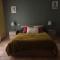 Chambre spacieuse avec bureau et balcon