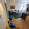 2 Bedroom Flat Free Parking Fast Wi-Fi Self Check-in Visit Manchester Oldham Bury