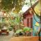 Banana Bungalow Maui Hostel