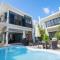 Villa Alizée - Boutique Hôtel Expérience - Idéal Couples & Pros - Piscine - Restaurant - Rooftop bar - Parking privé - 10min Port-Louis - Ambiance Tropical chic & authentique