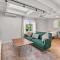 Quiet Upper-Level LA Studio Full Kitchen Prime LA