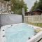 Reynards Retreat Lodge with Hot Tub