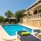Villa Mari - con piscina privada y jardin en Calan Porter