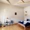 "White House Nakani" - Guesthouse near the centre