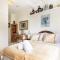 Double bedroom in homely, 5 bedroom family house by the river in Fulham