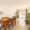 A04 - Large Modern 1 bed Apartment with Pool