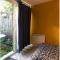 Grande chambre avec salle de bain privative