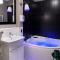 EUROPA22 Apartament z JACUZZI w samym sercu miasta Tomaszów Maz - balkon z widokiem na park i fontanny Szybkie zameldowanie od 13