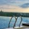 Comfy 2BR Condo with Swimming Pool & Free WiFi Netflix near Lake Garden Zoo