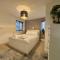 Bracknell Stylish 2 Bedroom Top Floor Apartment