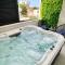 Holiday House Maze with jacuzzi