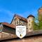 Amalias Burgwohnung - stilvolles Apartment mit Aufzug & Garten in der Hinterburg Schlitz - 2 Schlafzimmer, Parkplatz, Historisches Flair für Paare & Ruhesuchende