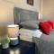 Springfield Apartment - Train to Glasgow or Edinburgh - Private Parking & Wifi