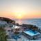 Cavos Bay Hotel & Studios