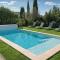 Maison en pierre avec piscine chauffée, jacuzzi et vue sur Gordes