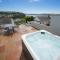 Lloret, Contemporary Retreat with Hot Tub, Waterside and Castle Views, Dog friendly