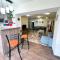 Vernisaj apt at Republic Square & Ruben tours
