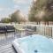 Fairview Lodge with Hot Tub