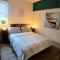 The Dreamcatcher apartment - Free parking - 5 minute walk to Fleet train station