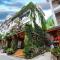 Destination Youth Hostel-Walk 5 minutes to east entrance of national park,Coffee,Book tickets,Laundry service,Experienced tour guide service