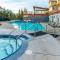 Renovated 2BR, Heated Pool, 3 Hot Tubs, Pets ok!