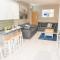 LYNNTON HOUSE Stunning 6 bed Town Centre House ALL with En-Suites Prime Location Tamworth